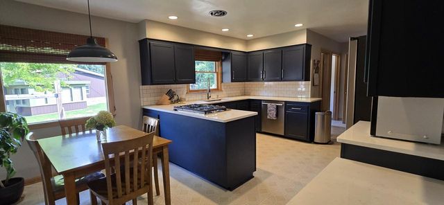 5617 W Jackson Park DRIVE, Milwaukee, WI 53219