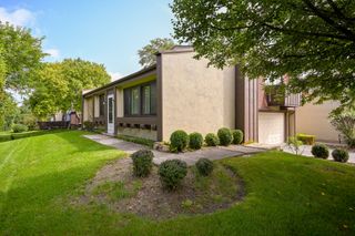 19 Elmwood Square, Indian Head Park, IL 60525