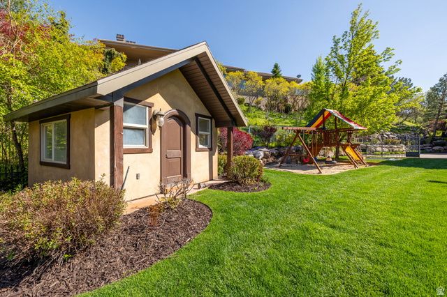 18 SNOW FOREST LN, Sandy, UT 84092