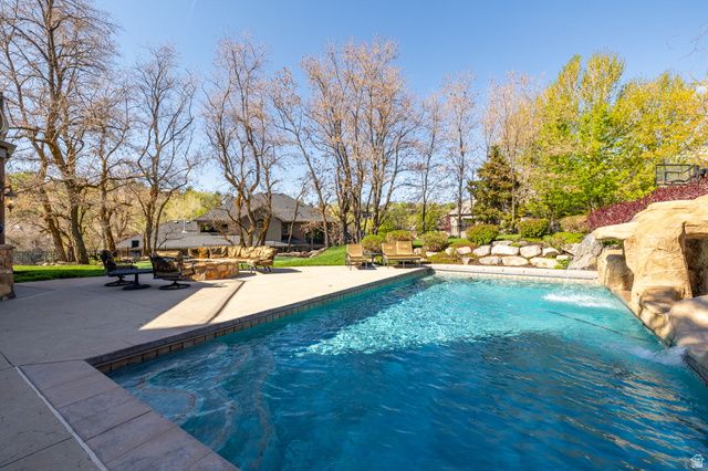 18 SNOW FOREST LN, Sandy, UT 84092