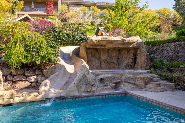 18 SNOW FOREST LN, Sandy, UT 84092