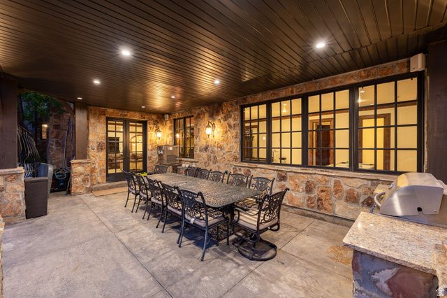 18 SNOW FOREST LN, Sandy, UT 84092