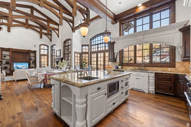 18 SNOW FOREST LN, Sandy, UT 84092