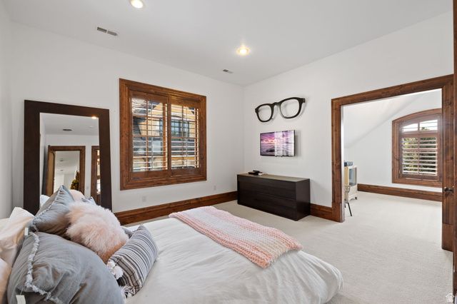 18 SNOW FOREST LN, Sandy, UT 84092