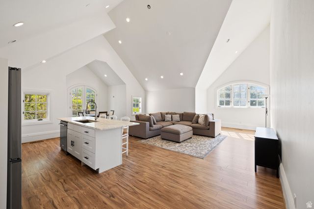 18 SNOW FOREST LN, Sandy, UT 84092