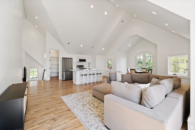 18 SNOW FOREST LN, Sandy, UT 84092