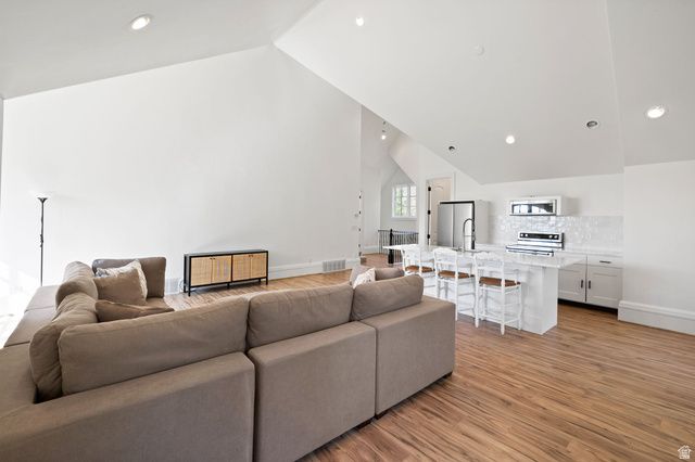 18 SNOW FOREST LN, Sandy, UT 84092