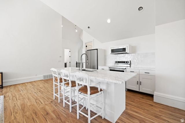 18 SNOW FOREST LN, Sandy, UT 84092