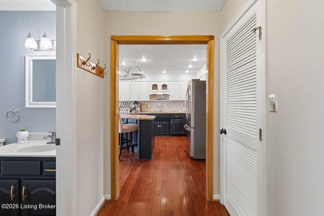 1037 Cobblestone Cir, Shepherdsville, KY 40165