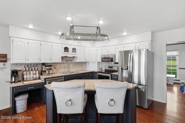 1037 Cobblestone Cir, Shepherdsville, KY 40165