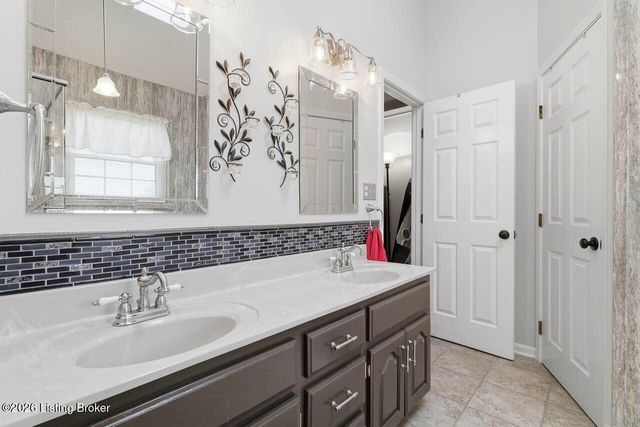 1037 Cobblestone Cir, Shepherdsville, KY 40165