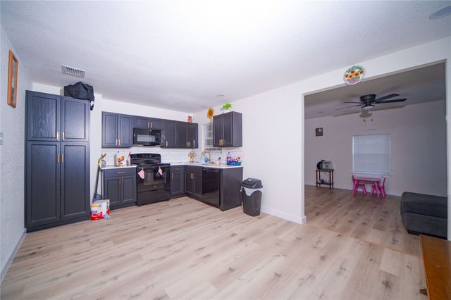 107 W Purdom Avenue, Alvarado, TX 76009