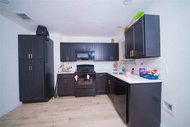 107 W Purdom Avenue, Alvarado, TX 76009