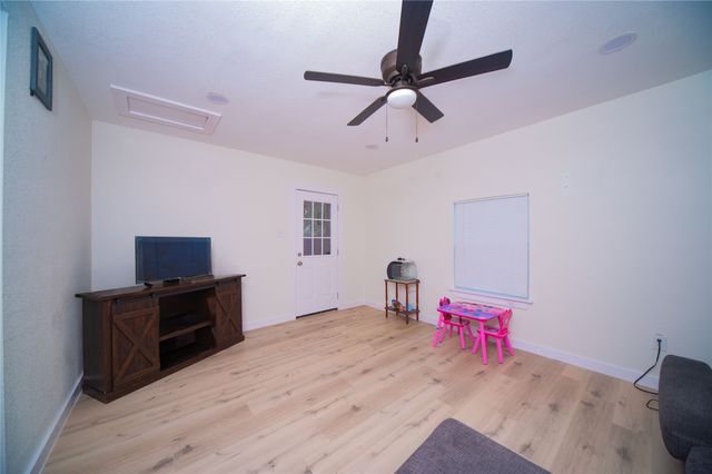 107 W Purdom Avenue, Alvarado, TX 76009