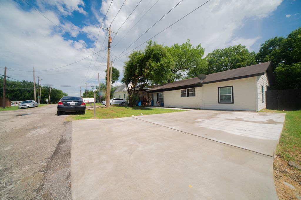 107 W Purdom Avenue, Alvarado, TX 76009