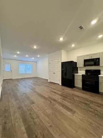 6810 SW Memphis Avenue, Bentonville, AR 72713