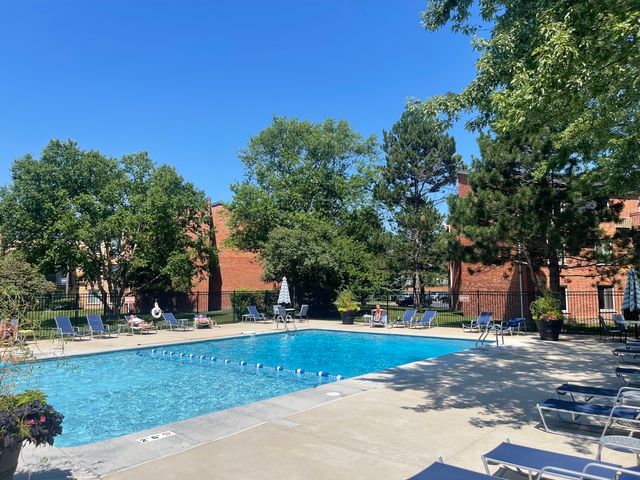 4400 W Lake Avenue 203B, Glenview, IL 60026