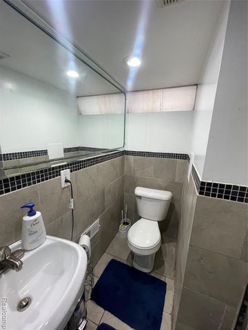 23509 Parklawn Street, Oak Park, MI 48237