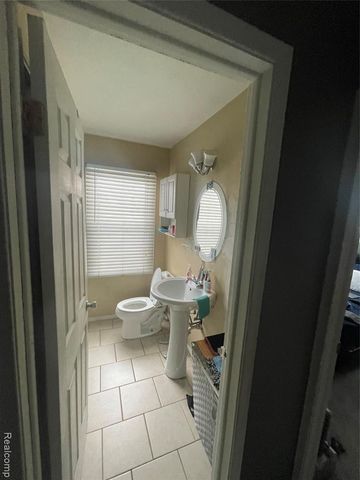 23509 Parklawn Street, Oak Park, MI 48237