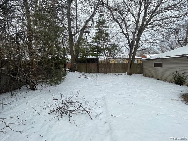 23509 Parklawn Street, Oak Park, MI 48237