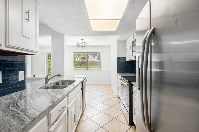 1934 Lost Creek Drive, Arlington, TX 76006