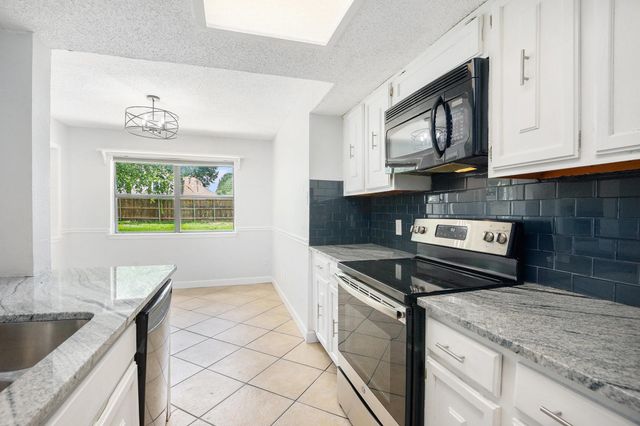 1934 Lost Creek Drive, Arlington, TX 76006