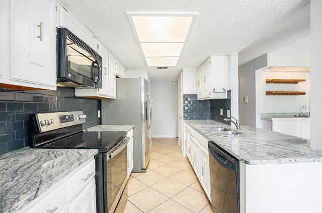 1934 Lost Creek Drive, Arlington, TX 76006