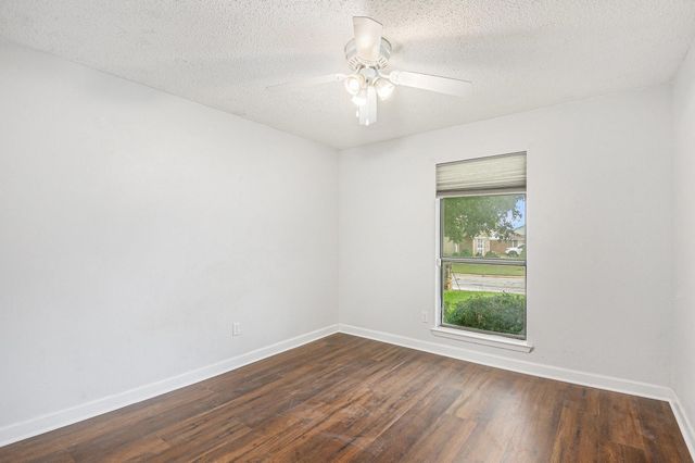 1934 Lost Creek Drive, Arlington, TX 76006