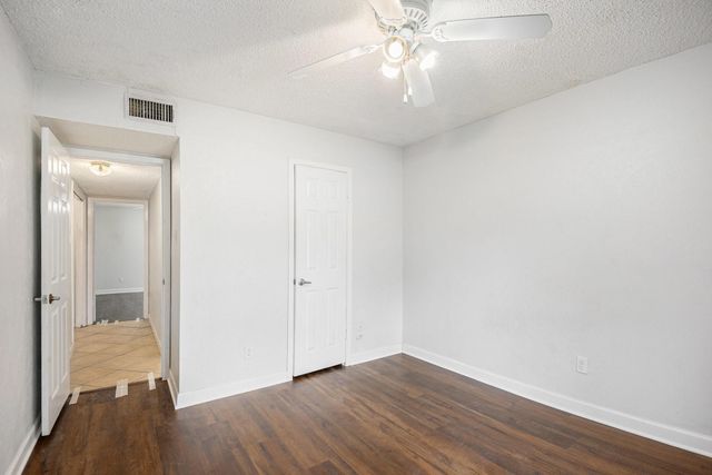 1934 Lost Creek Drive, Arlington, TX 76006