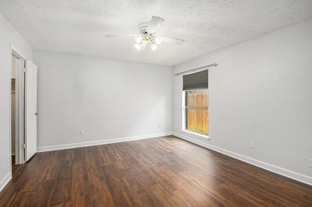 1934 Lost Creek Drive, Arlington, TX 76006