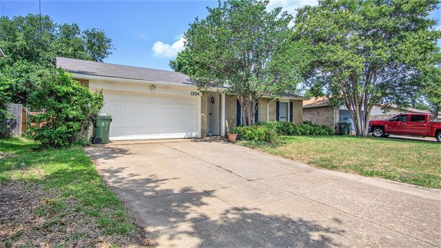 1934 Lost Creek Drive, Arlington, TX 76006