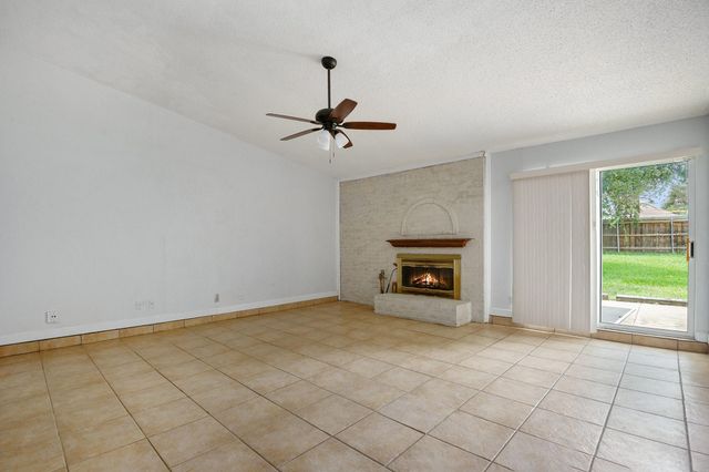 1934 Lost Creek Drive, Arlington, TX 76006