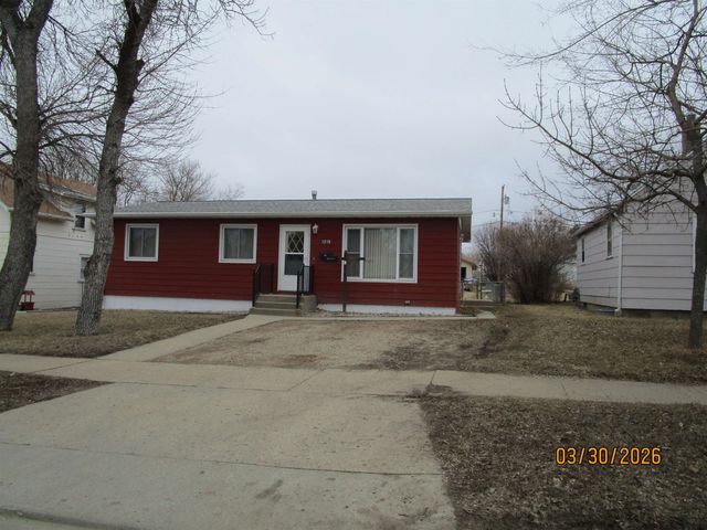 1215 6TH ST SW, Minot, ND 58701