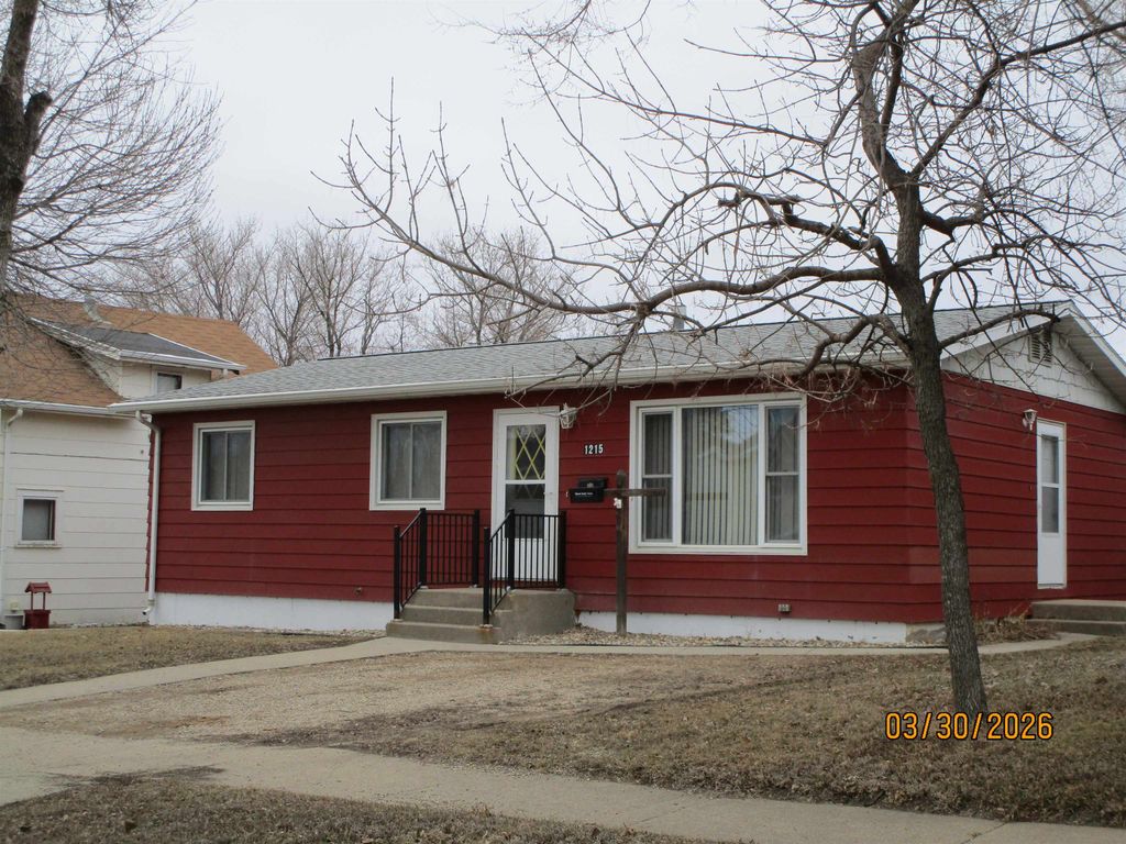 1215 6TH ST SW, Minot, ND 58701