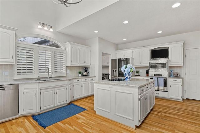 15209 Maple Court, Overland Park, KS 66223