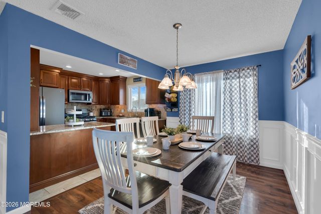 7 Apache Drive, Toms River, NJ 08753