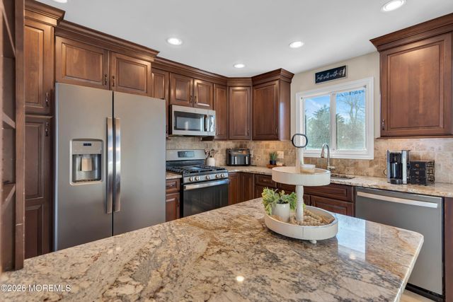 7 Apache Drive, Toms River, NJ 08753