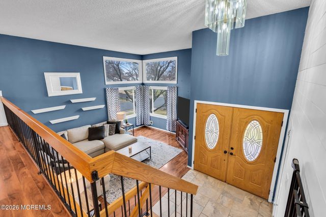 7 Apache Drive, Toms River, NJ 08753