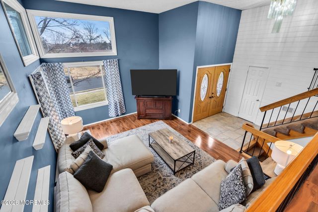 7 Apache Drive, Toms River, NJ 08753