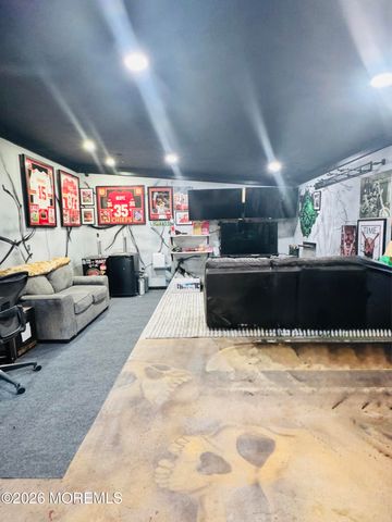 7 Apache Drive, Toms River, NJ 08753