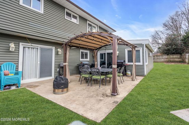 7 Apache Drive, Toms River, NJ 08753