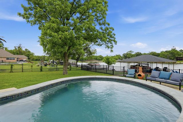 114 Blackfoot Trail, Lake Kiowa, TX 76240