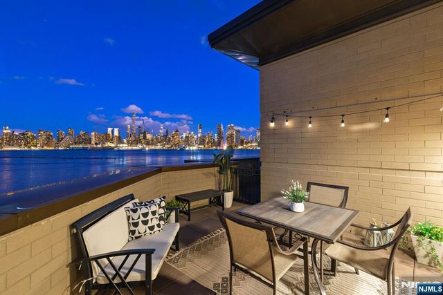 1 Oxford Landing 1, Weehawken, NJ 07086