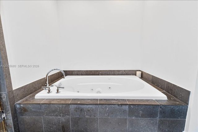 3801 Collins Ave 1105, Miami Beach, FL 33140