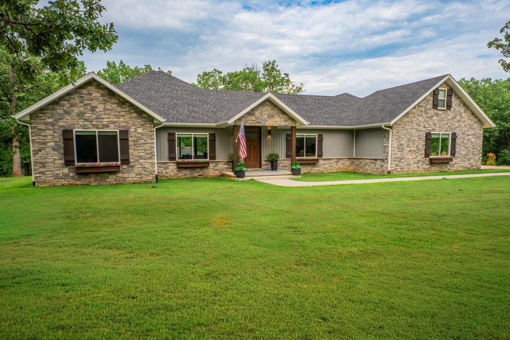631 Buena Vista Parkway, Strafford, MO 65757