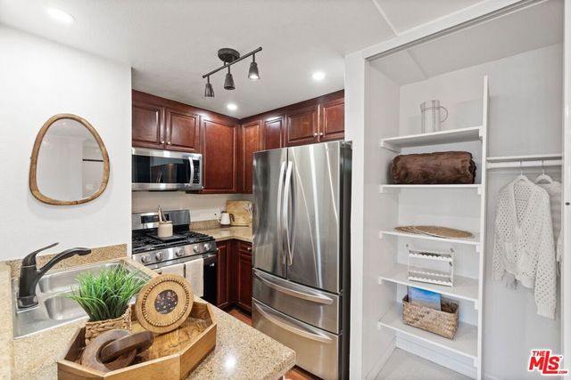 5545 Canoga Avenue 206, Woodland Hills, CA 91367