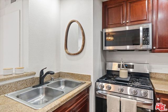 5545 Canoga Avenue 206, Woodland Hills, CA 91367