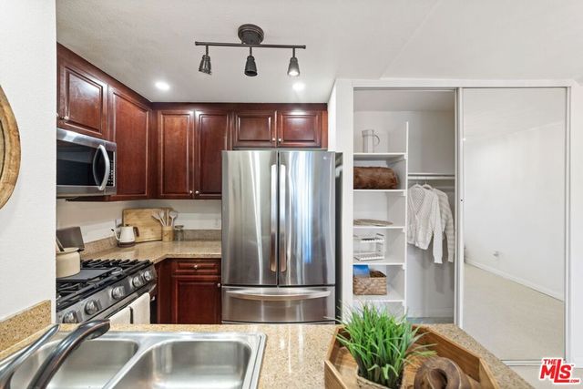 5545 Canoga Avenue 206, Woodland Hills, CA 91367