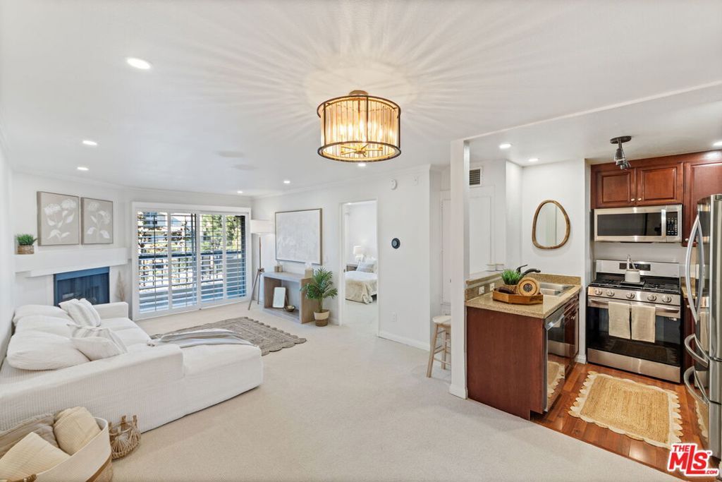 5545 Canoga Avenue 206, Woodland Hills, CA 91367