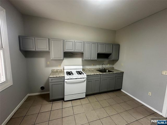 213 7th Street, Newark, NJ 07107